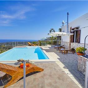 2 bedroom villa with pool, Castellammare del Golfo, sleeps 4